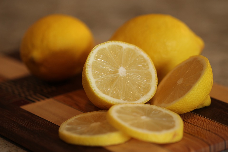 فوائد وأضرار تناول الليمون