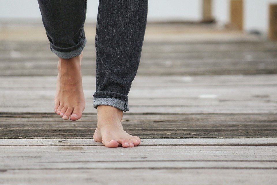 هل المشي حافي القدمين له فوائد صحية؟
